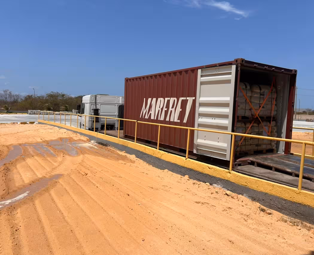 Caminhão com contêiner na balança de pesagem da ZPE Piauí