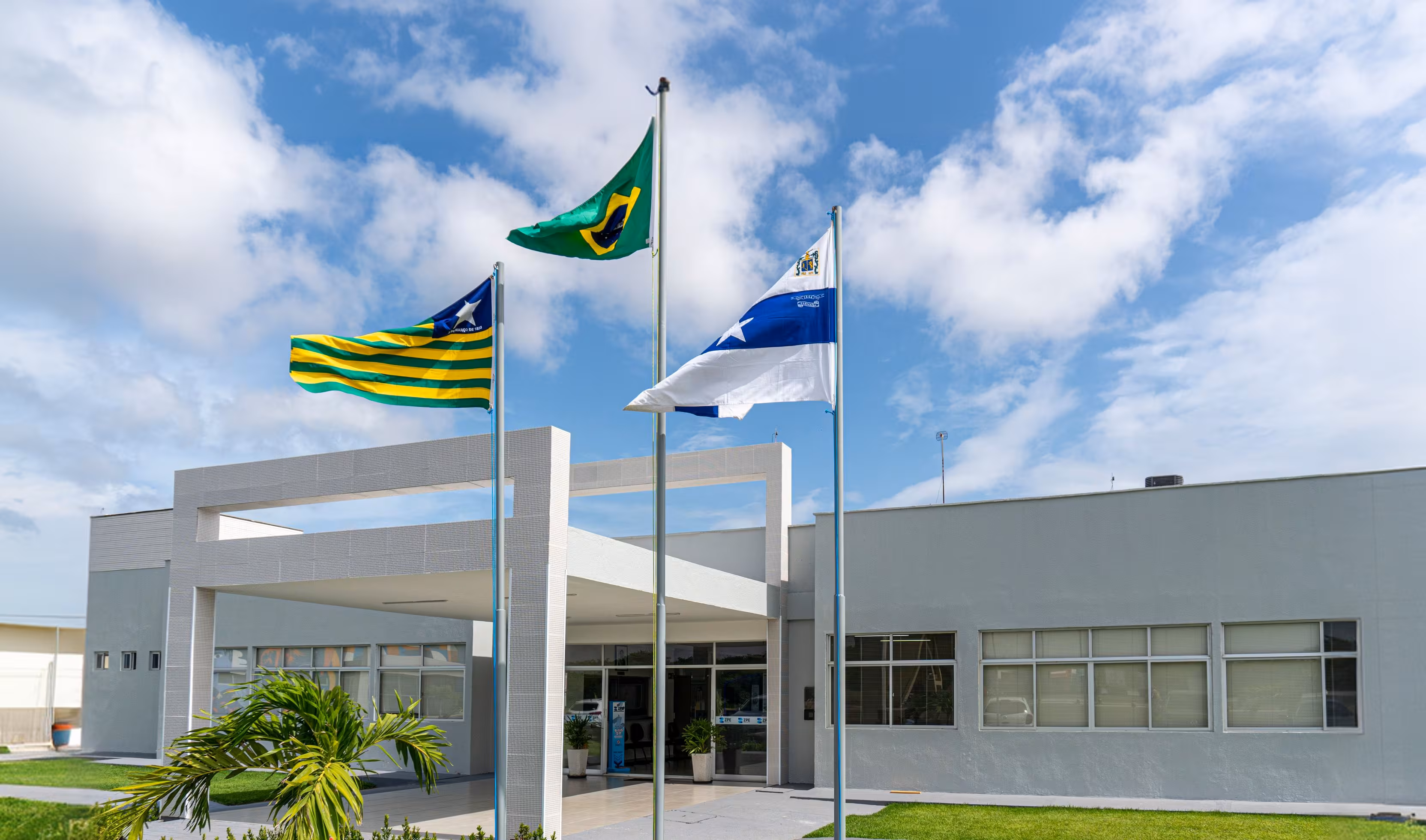 Prédio administrativo da ZPE Piauí com bandeiras do Brasil e do Piauí